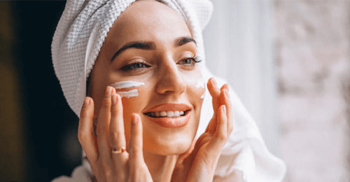 تصویر نحوه استفاده از کرم ضد آفتاب