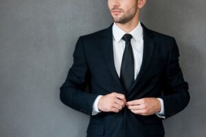 مدل با کت و شلوار مشکی و پیرهن سفید